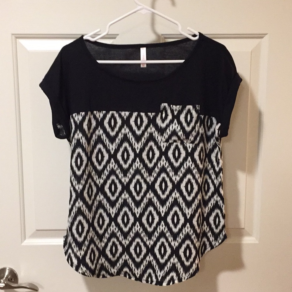 Black/white shirt